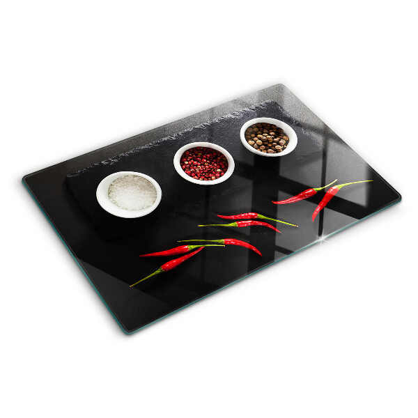 Schneidebrett Gewürze und rote Paprika