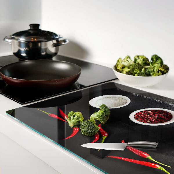 Schneidebrett Gewürze und rote Paprika