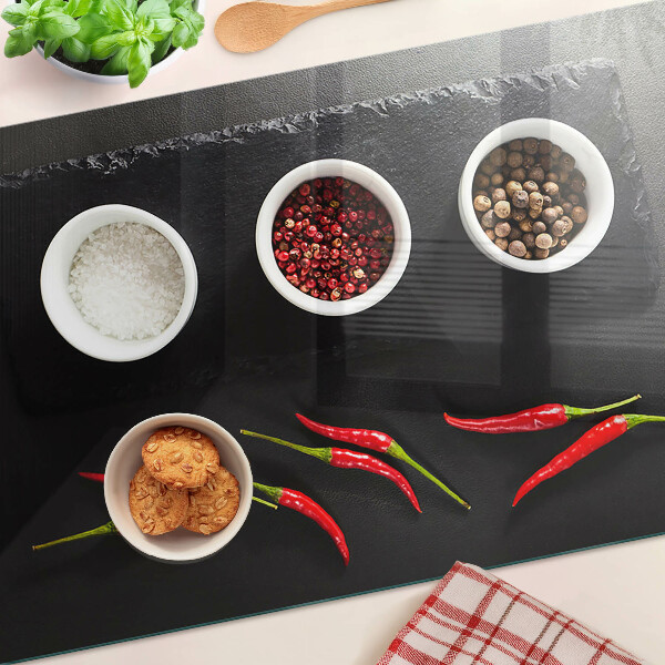 Schneidebrett mit Gewürzen und roter Paprika