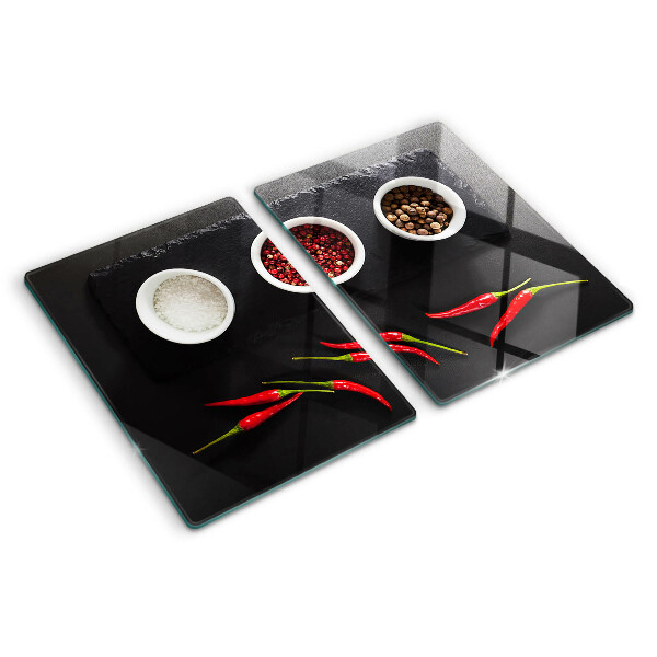 Schneidebrett Gewürze und rote Paprika