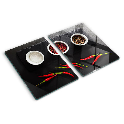 Schneidebrett Gewürze und rote Paprika