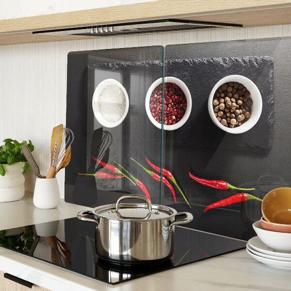 Schneidebrett Gewürze und rote Paprika