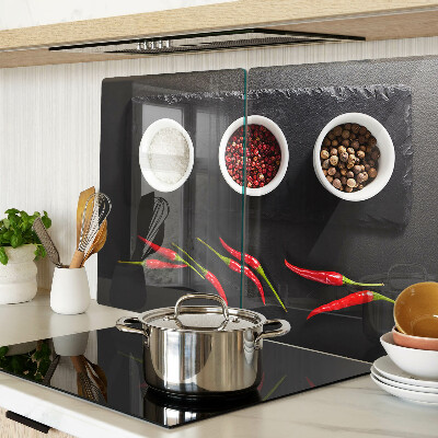 Schneidebrett Gewürze und rote Paprika