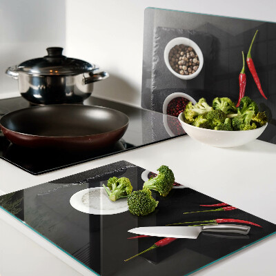 Schneidebrett mit Gewürzen und roter Paprika