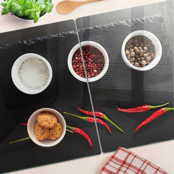 Schneidebrett mit Gewürzen und roter Paprika