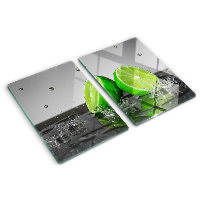 Glas schneidebrett Zitronen in Wasser