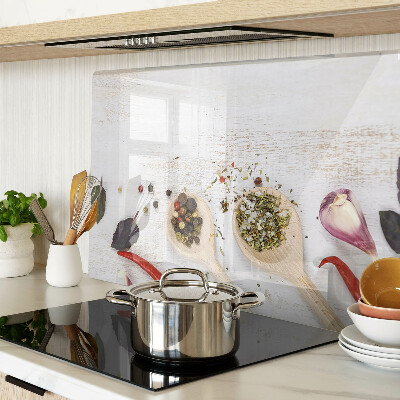 Schneidebrett mit Aufdruck von Gewürzen und Kräutern