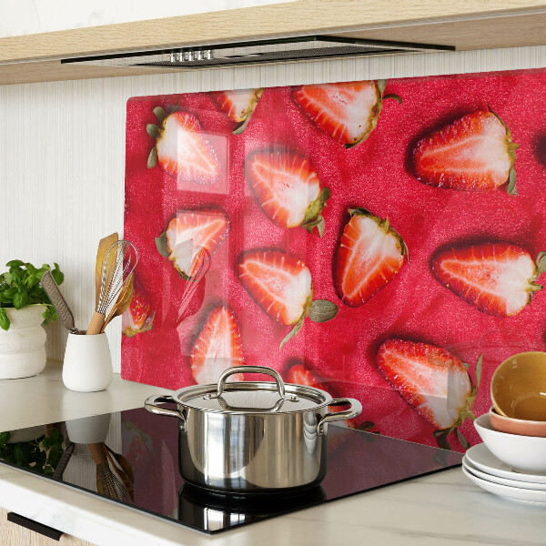 Glas schneidebrett Erdbeeren auf rosa Hintergrund