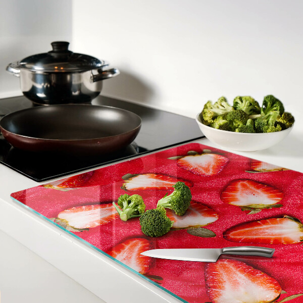 Glas-Schneidebrett mit Motiv von Erdbeeren auf rosa Hintergrund