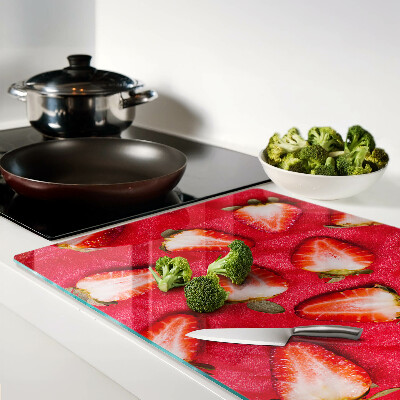 Glas schneidebrett Erdbeeren auf rosa Hintergrund