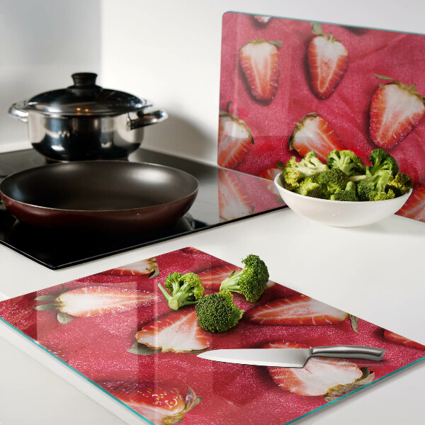 Glas-Schneidebrett mit Motiv von Erdbeeren auf rosa Hintergrund