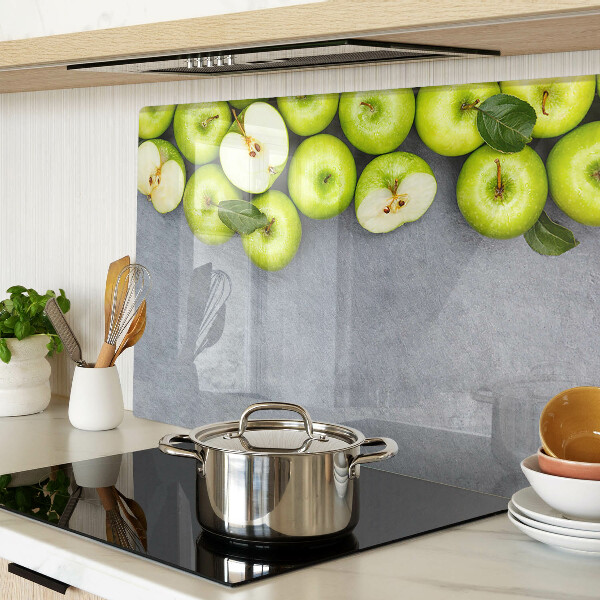 Schneidebrett Grüne Äpfel auf grauem Untergrund