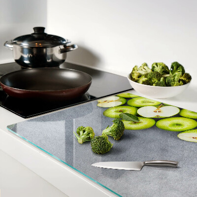 Schneidebrett mit Motiv grüne Äpfel auf grauem Untergrund