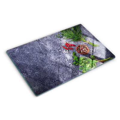 Schneidebrett glas Kräuter und Gewürze auf steinernem Hintergrund