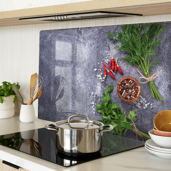 Schneidebrett Glas mit Motiv aus Kräutern und Gewürzen auf steinernem Hintergrund