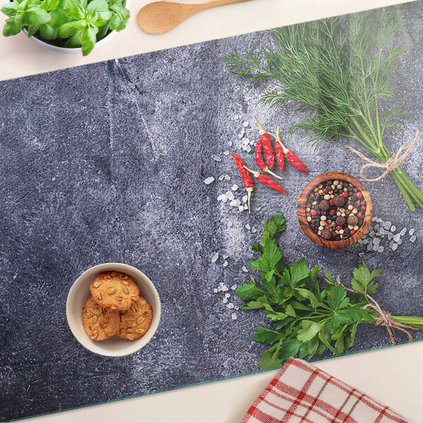 Schneidebrett glas Kräuter und Gewürze auf steinernem Hintergrund