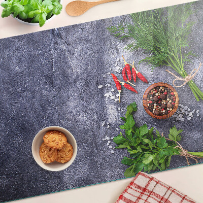 Schneidebrett glas Kräuter und Gewürze auf steinernem Hintergrund