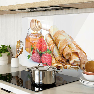 Glas schneidebrett Pfannkuchen mit Honig und Erdbeeren