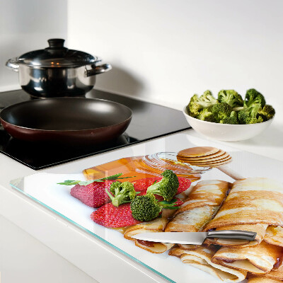 Glas schneidebrett Pfannkuchen mit Honig und Erdbeeren