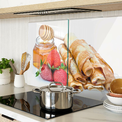 Glas schneidebrett Pfannkuchen mit Honig und Erdbeeren