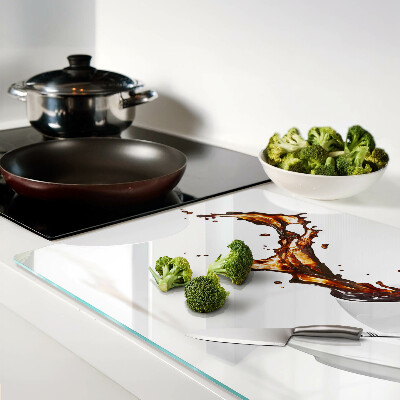 Schneidebrett glas Kaffee und ein spritziges Getränk