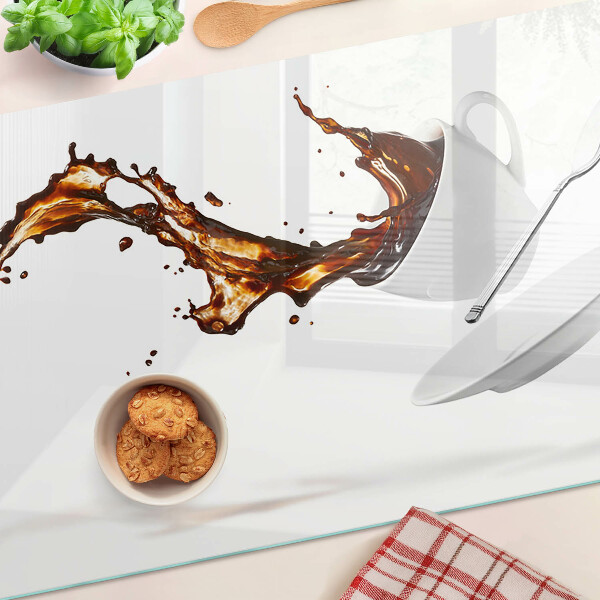 Schneidebrett glas Kaffee und ein spritziges Getränk