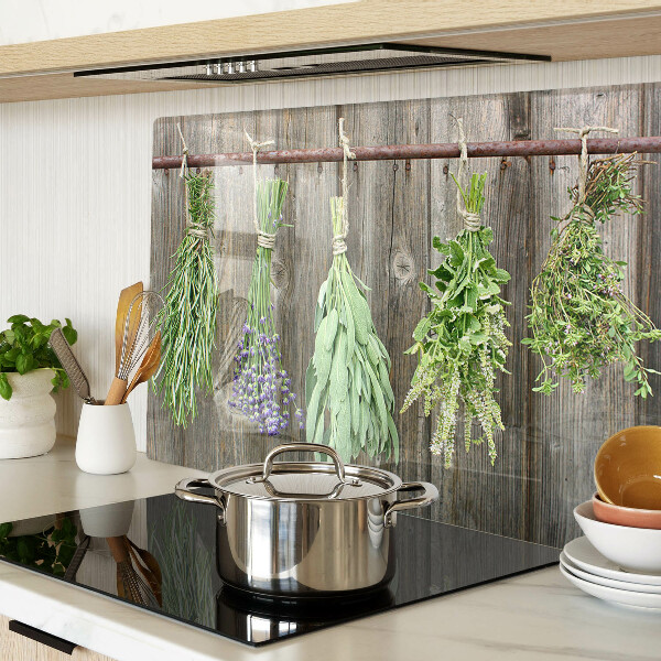 Glas schneidebrett Kräuter auf Holzgrund