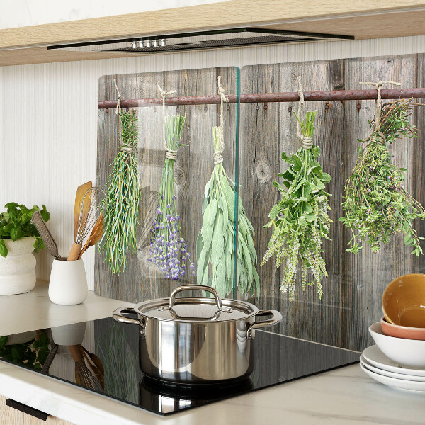 Glas schneidebrett Kräuter auf Holzgrund