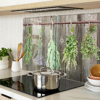 Glas schneidebrett Kräuter auf Holzgrund