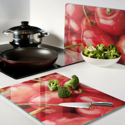 Schneidebrett mit Kirschmuster auf rotem Hintergrund