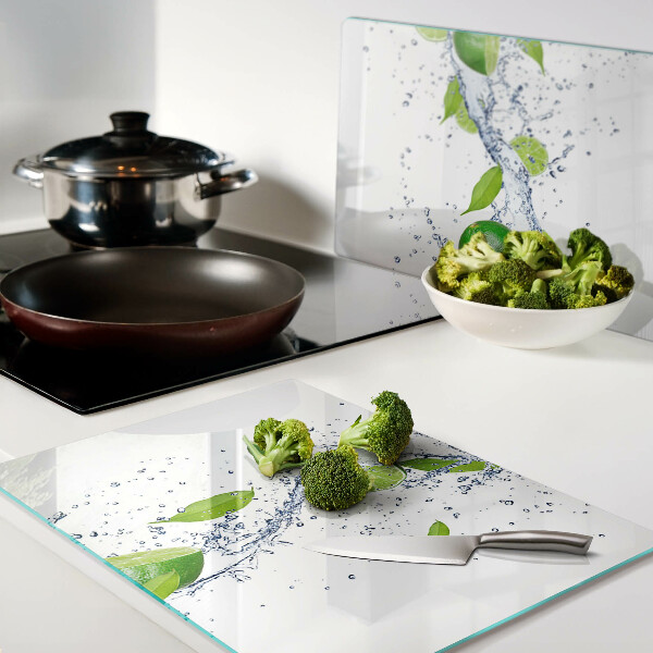 Schneidebrett glas Zitronen und Blattwasser