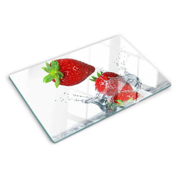 Glas Schneidebrett mit Erdbeeren unter Wasser als Motiv