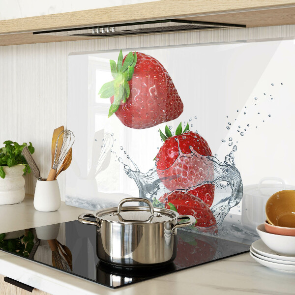 Glas Schneidebrett mit Erdbeeren unter Wasser als Motiv