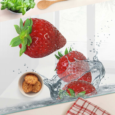 Glas schneidebrett Erdbeeren in Wasser