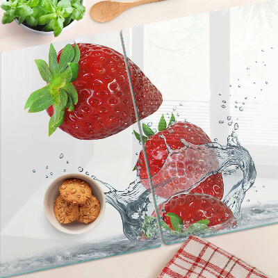 Glas schneidebrett Erdbeeren in Wasser