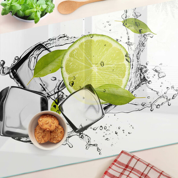 Glas-Schneidebrett mit Motiv einer Zitrone auf Eis und Blättern