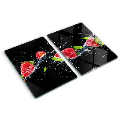 Schneidebrett Glas mit Erdbeeren im Wasser als Motiv