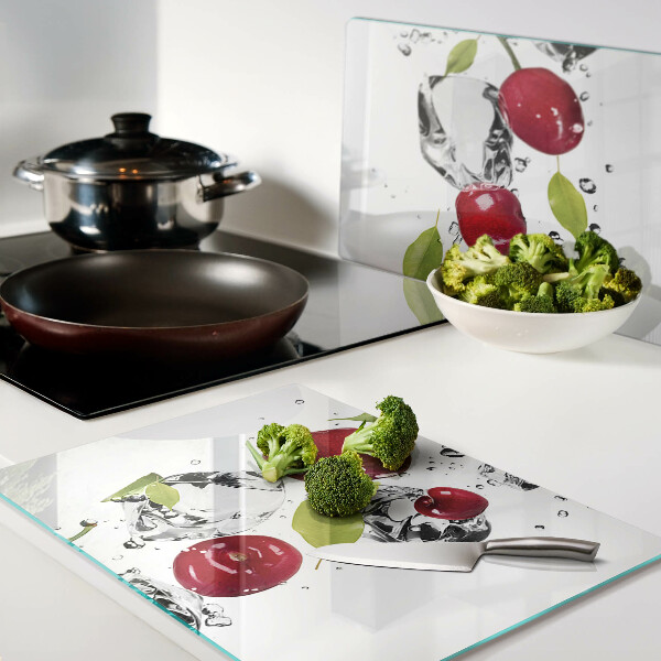 Schneidebrett mit Motiv roter Äpfel und Eiskristallen