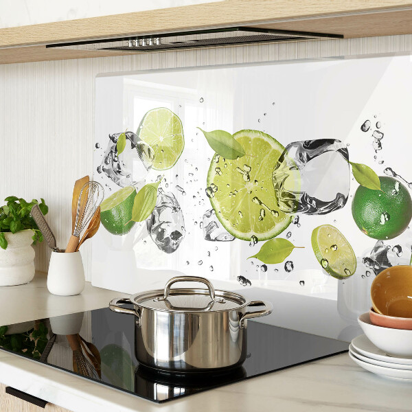 Schneidebrett glas Zitronen und Eis in Wasser