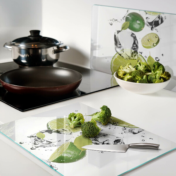 Schneidebrett glas Zitronen und Eis in Wasser