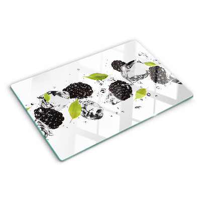 Glas schneidebrett mit Himbeeren, Blättern und Wassertropfen