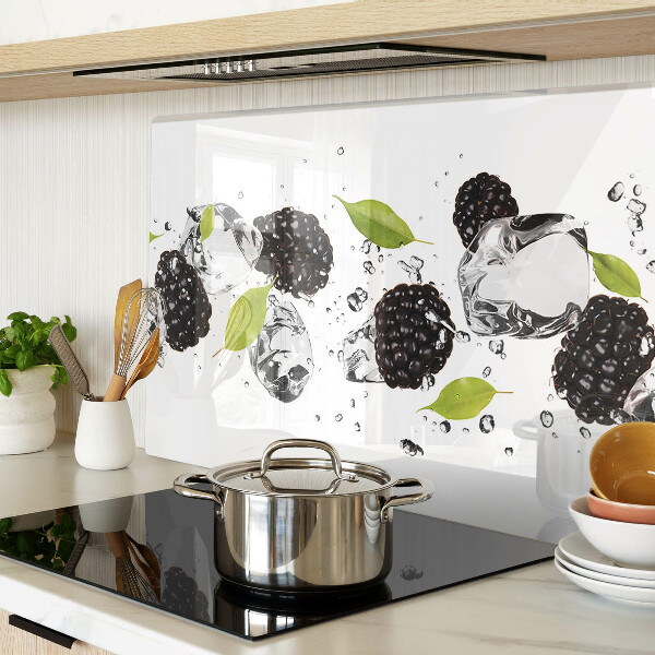 Glas schneidebrett mit Himbeeren, Blättern und Wassertropfen