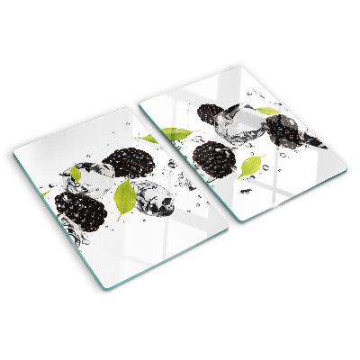Glas schneidebrett mit Himbeeren, Blättern und Wassertropfen