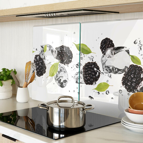 Glas schneidebrett mit Himbeeren, Blättern und Wassertropfen