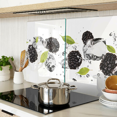 Glas schneidebrett mit Himbeeren, Blättern und Wassertropfen