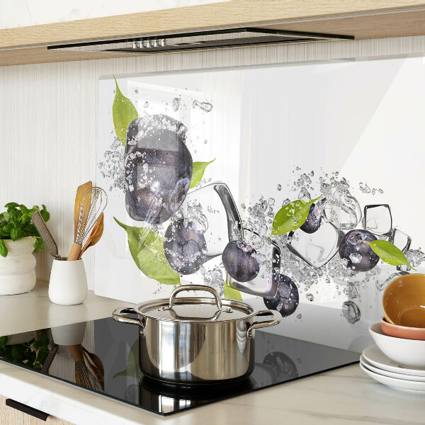 Schneidebrett mit Motiv „Pflaumen im Wasser mit Blättern