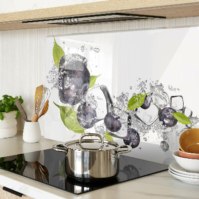 Schneidebrett mit Motiv „Pflaumen im Wasser mit Blättern