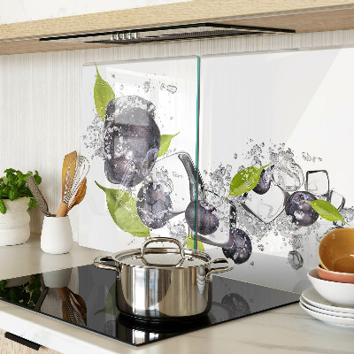 Schneidebrett mit Motiv „Pflaumen im Wasser mit Blättern