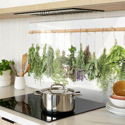 Schneidebrett Glas mit getrockneten Kräutern an einer Schnur