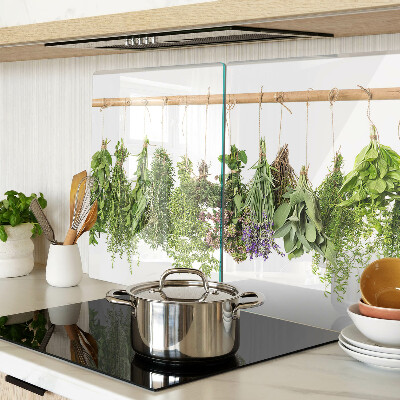 Schneidebrett Glas mit getrockneten Kräutern an einer Schnur